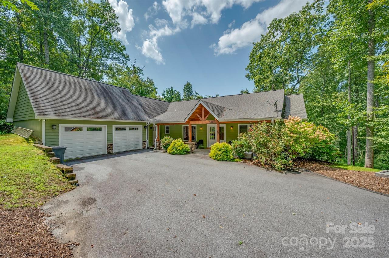 74 Woodlyn Etch Dr., Hendersonville, NC 28792