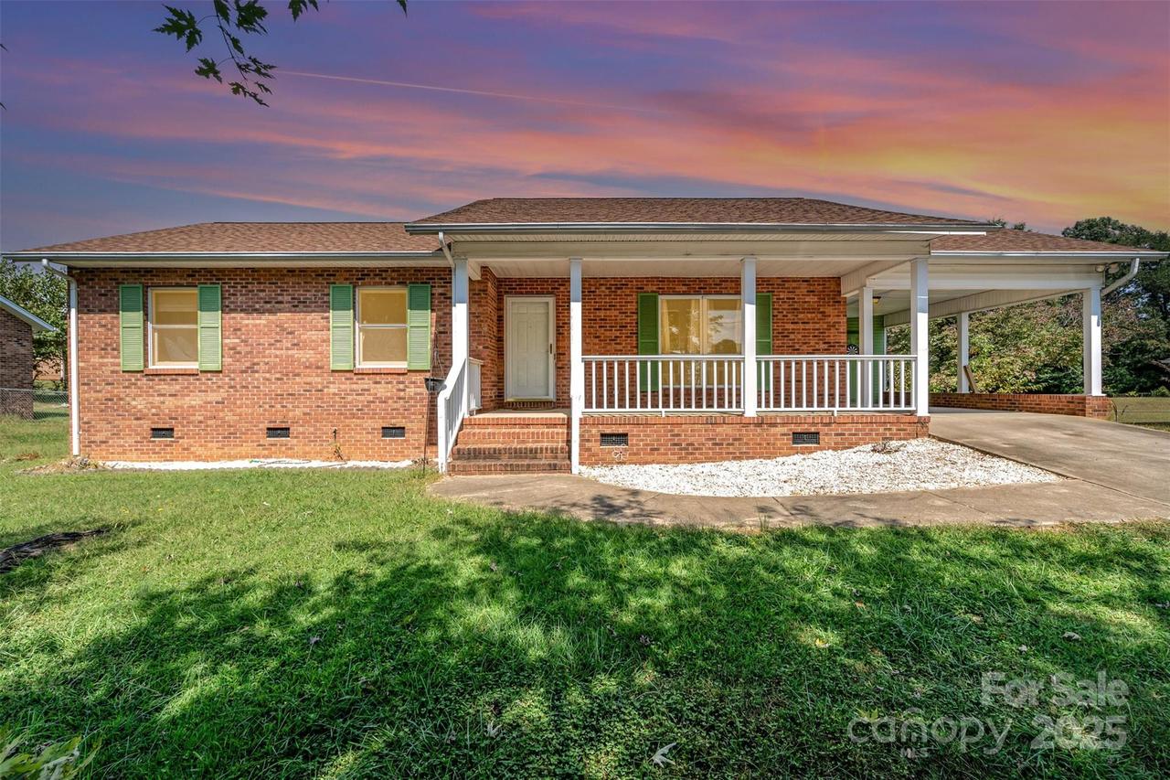 2102 2nd Ave., Hickory, NC 28601