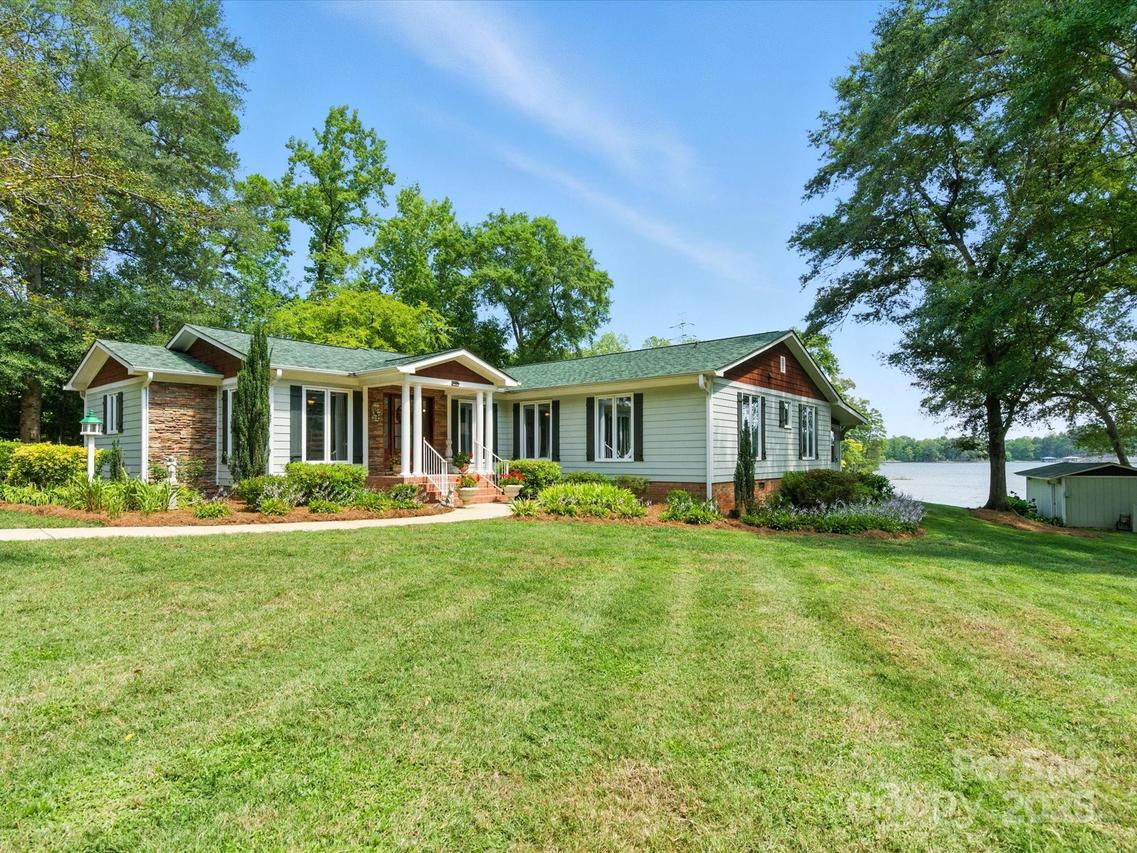 703 Island Point Rd., Mount Holly, NC 28120