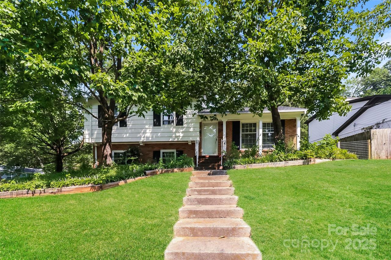 1501 Lanewood Pl., Charlotte, NC 28208
