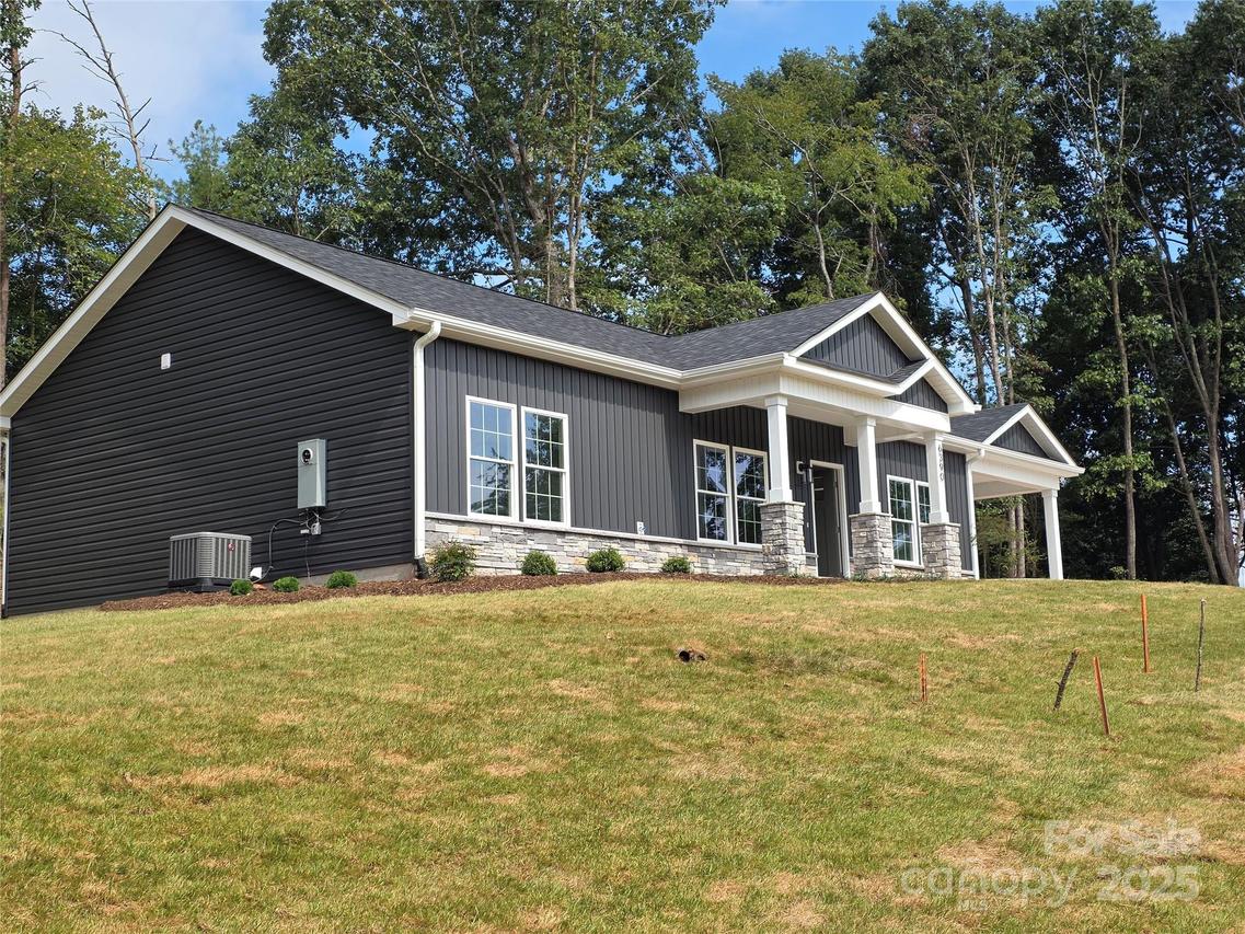 6390 Cathedral Dr., Hickory, NC 28601