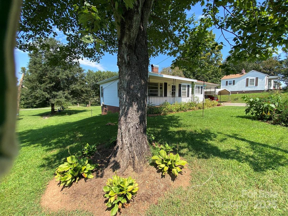 2842 1st Ave., Hickory, NC 28601