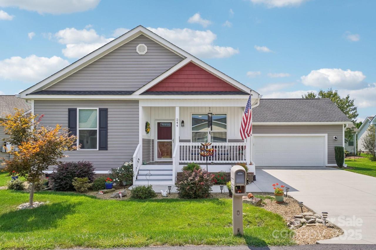 244 Beechnut Dr., Hendersonville, NC 28739
