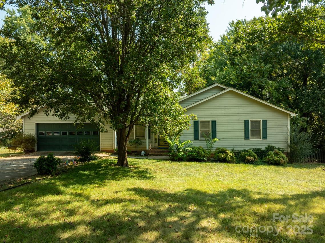 1713 Poe Cir., Hickory, NC 28601