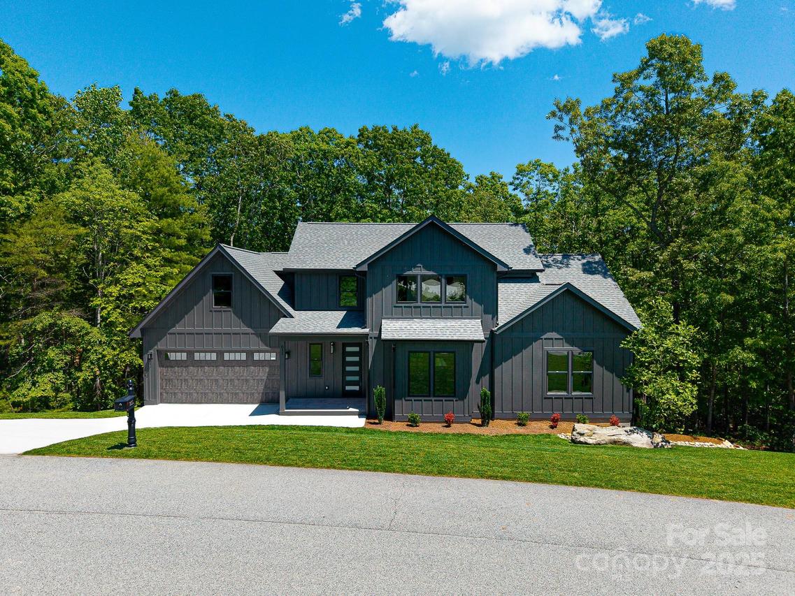 611 Crystal Heights Dr., Hendersonville, NC 28739