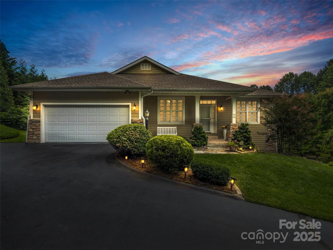 102 Pinnacle Peak Ln., Flat Rock, NC 28731