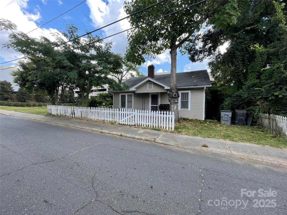 1608 Duckworth Ave., Charlotte, NC 28208
