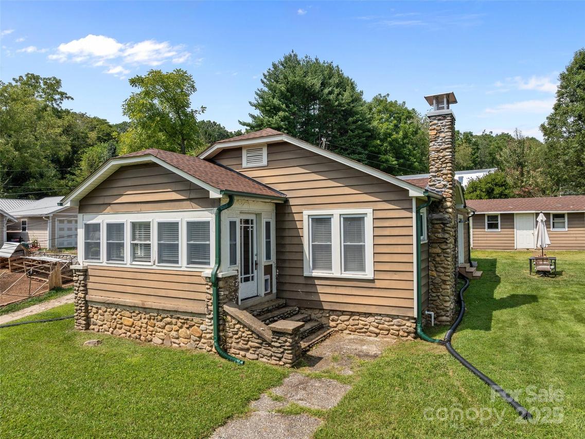 30 Abbott Moore Rd., Clyde, NC 28721