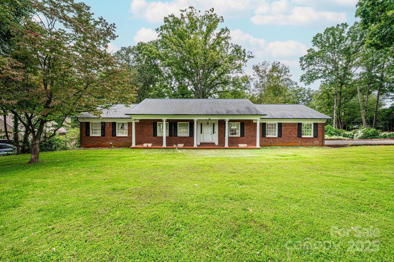 960 16th Avenue Pl., Hickory, NC 28601