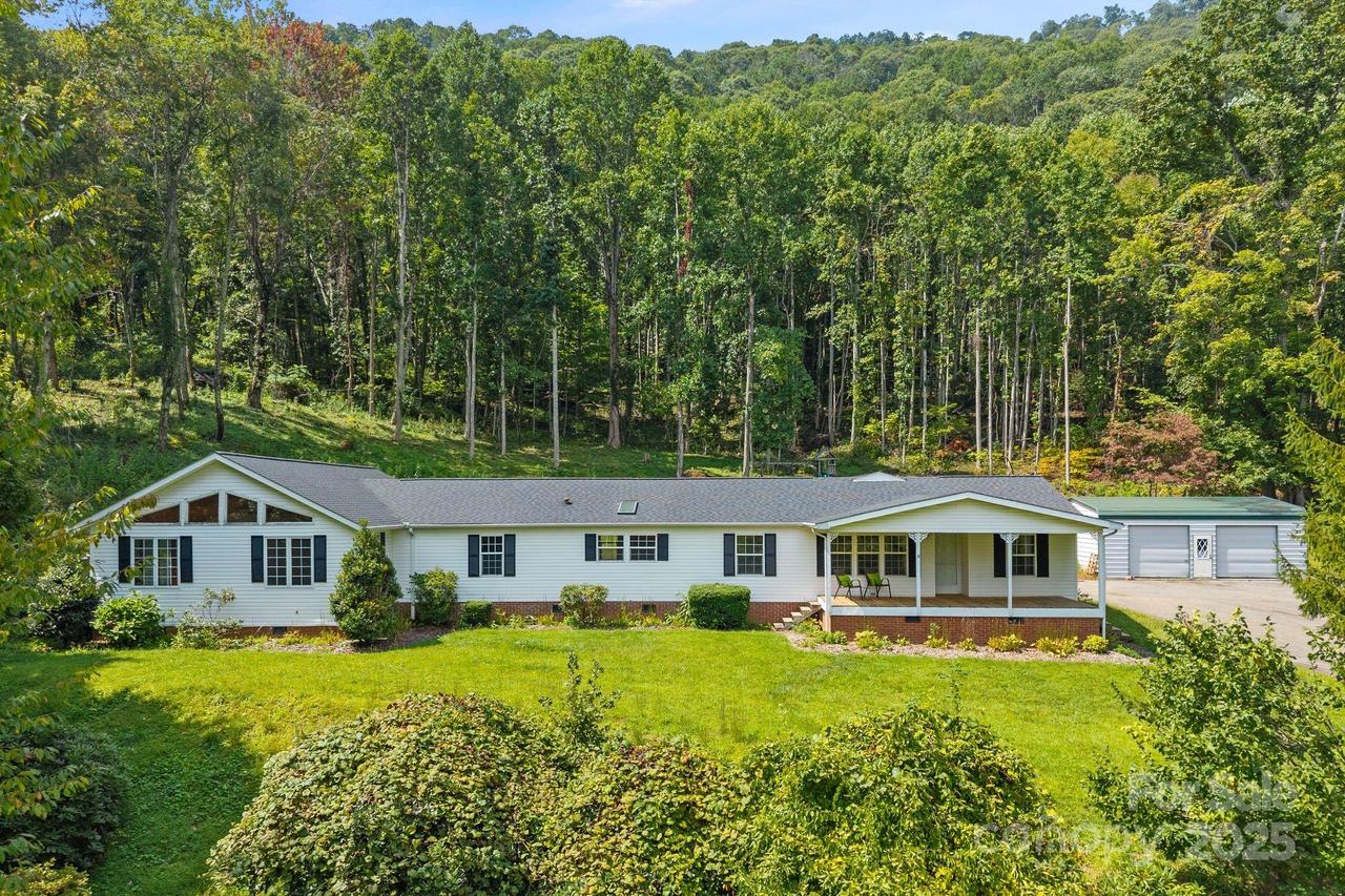 85 Carolina Ln., Burnsville, NC 28714