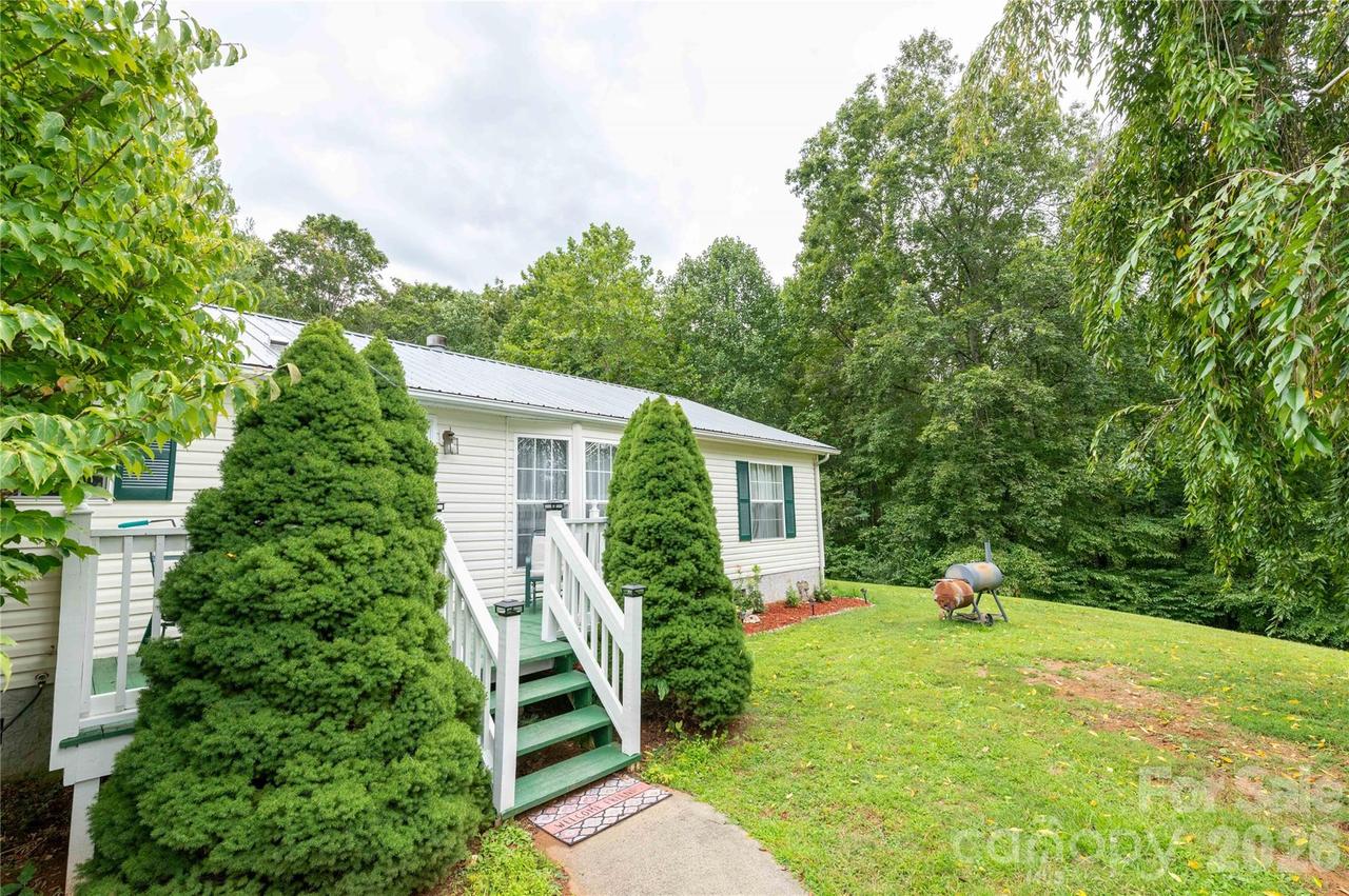 98 Cardinal Ln., Burnsville, NC 28714