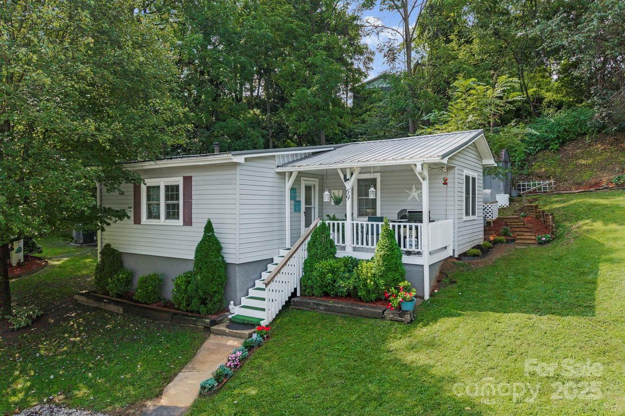 69 Devlin St., Canton, NC 28716