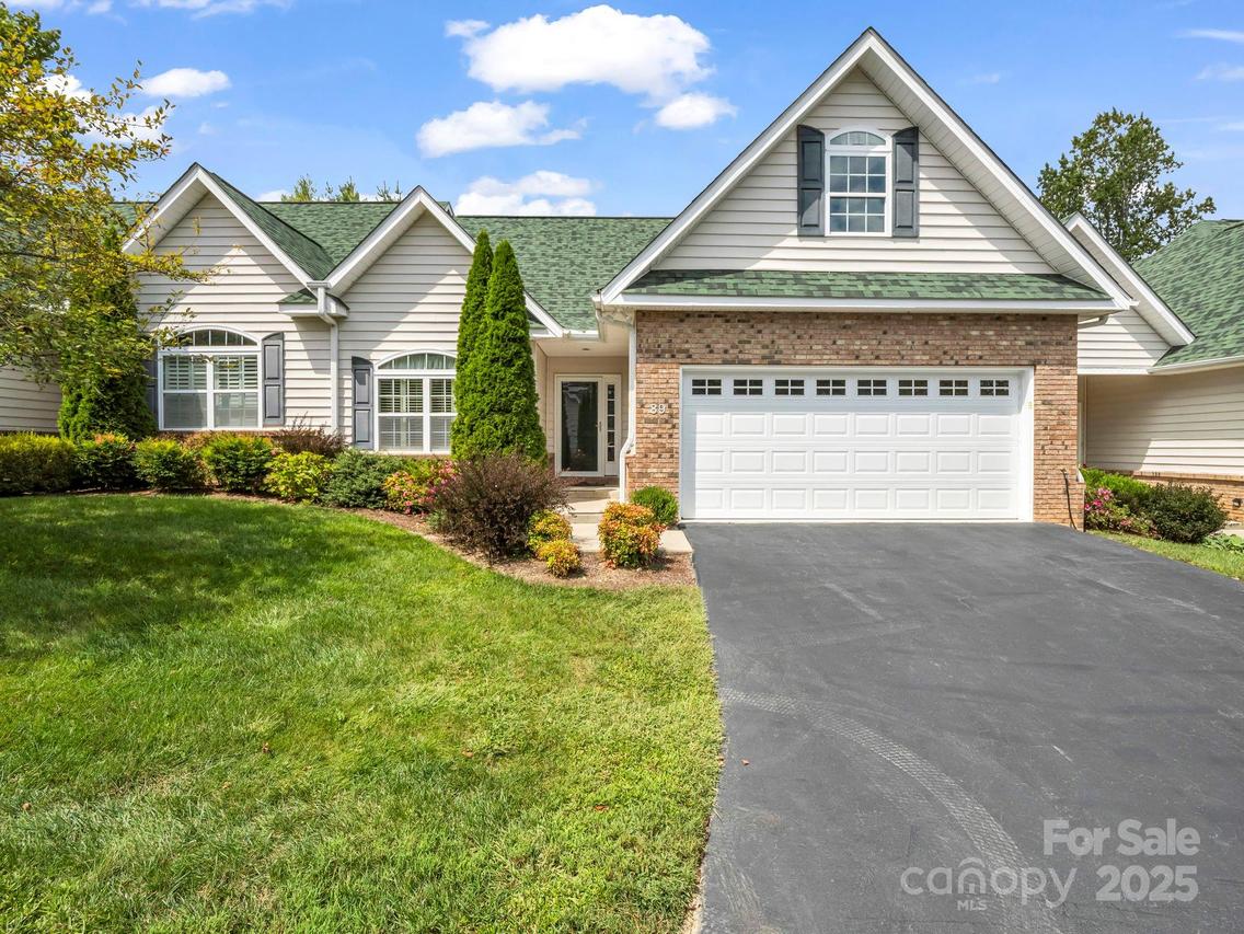 89 Victoria Park Dr., Hendersonville, NC 28792