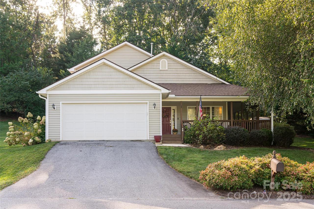 72 Edge Water Ln., Mills River, NC 28759