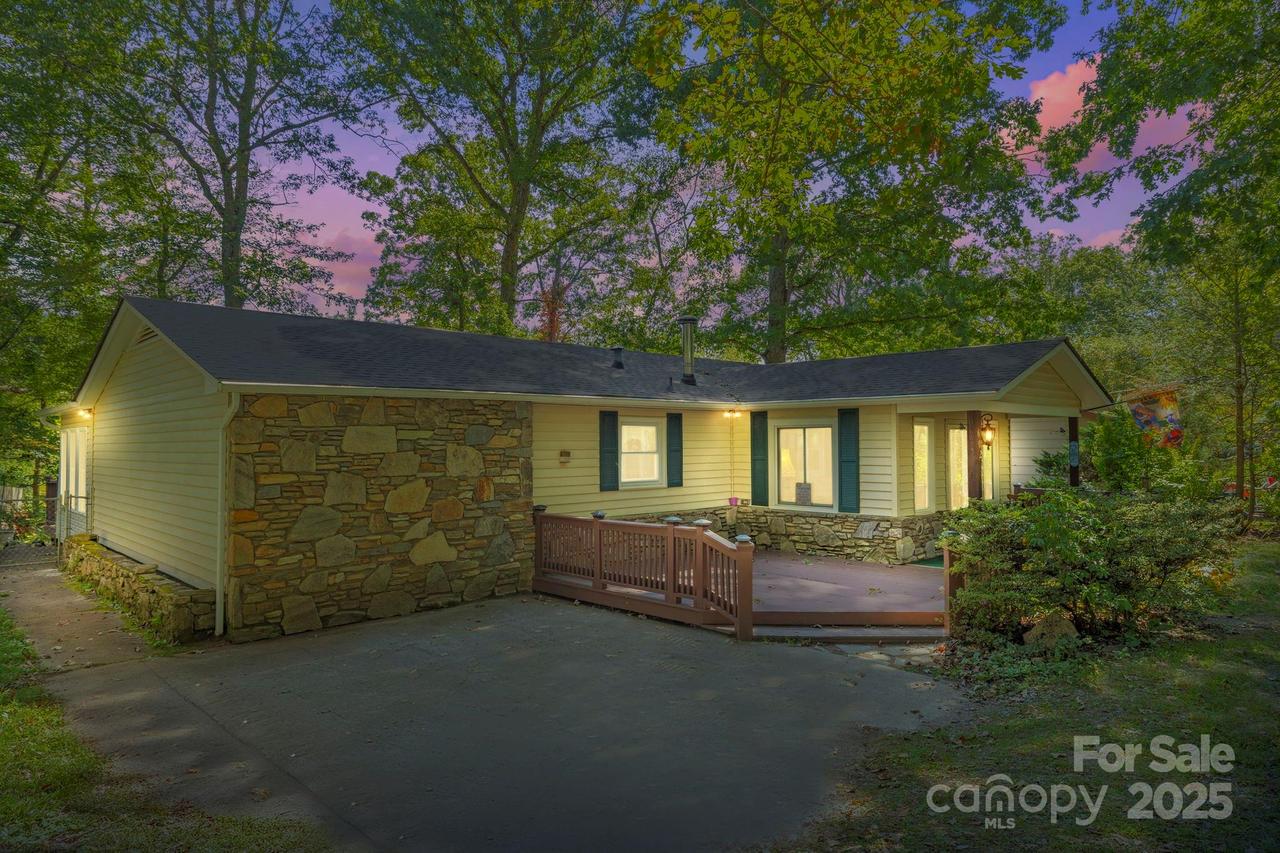602 Tomahawk Ave., Black Mountain, NC 28711