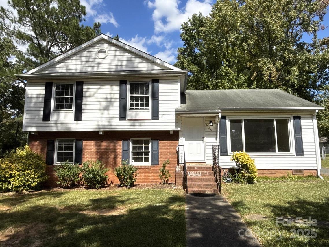 6201 Bonnybrook Ln., Charlotte, NC 28212