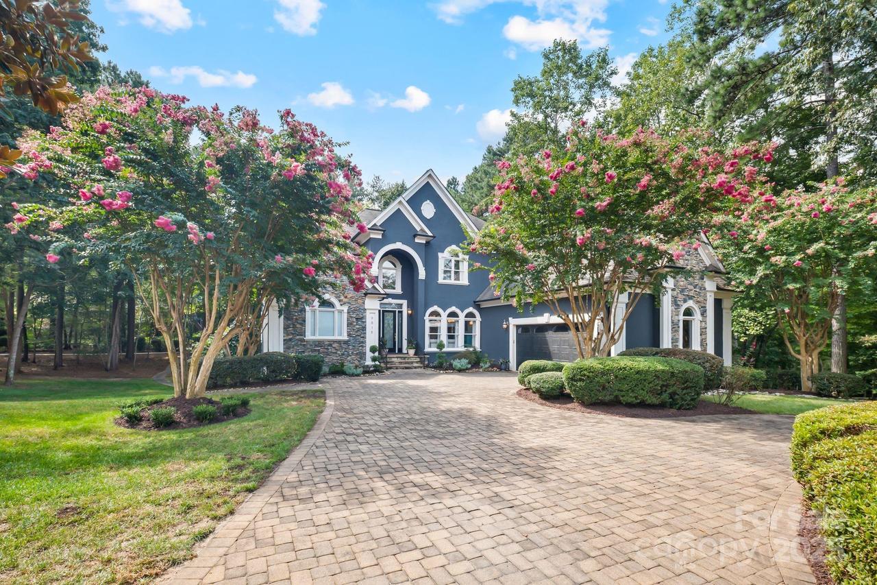 8915 Warwicke Ln., Sherrills Ford, NC 28673