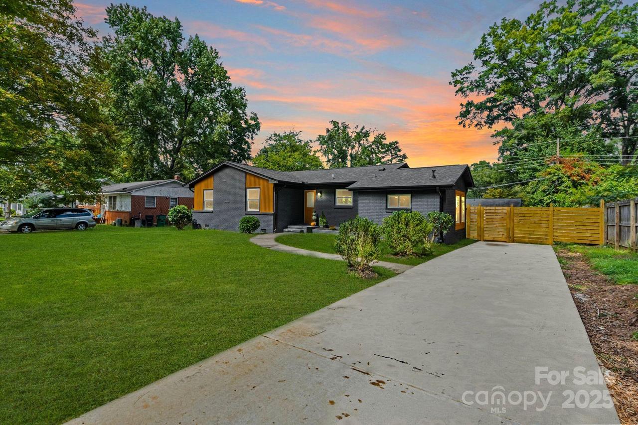 3747 Stonehaven Dr., Charlotte, NC 28215