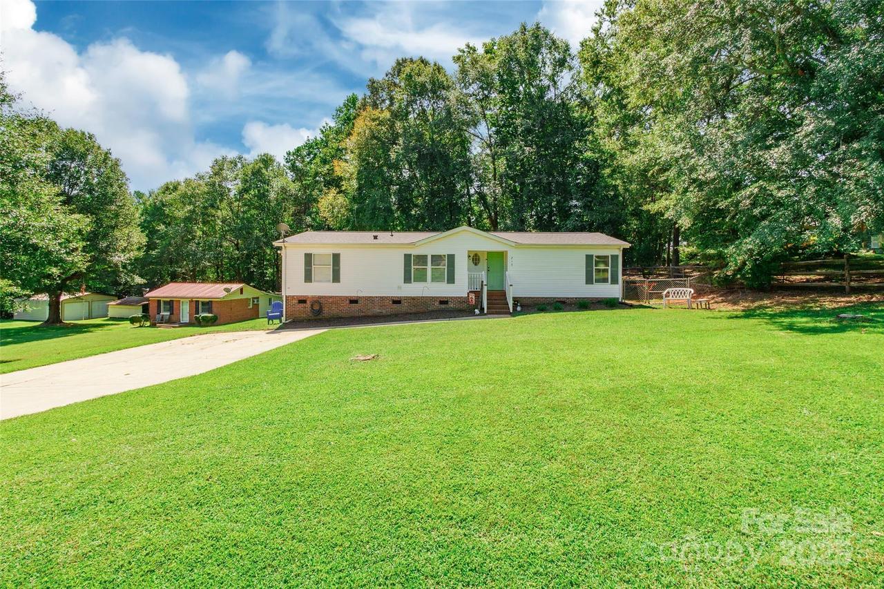 217 Meadowbrook Cir., Dallas, NC 28034