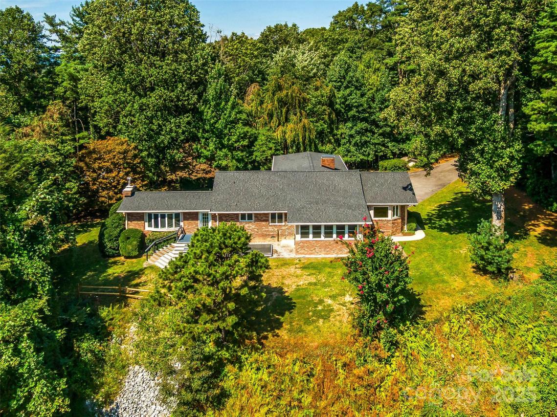 140 Matthew Dr., Hendersonville, NC 28739
