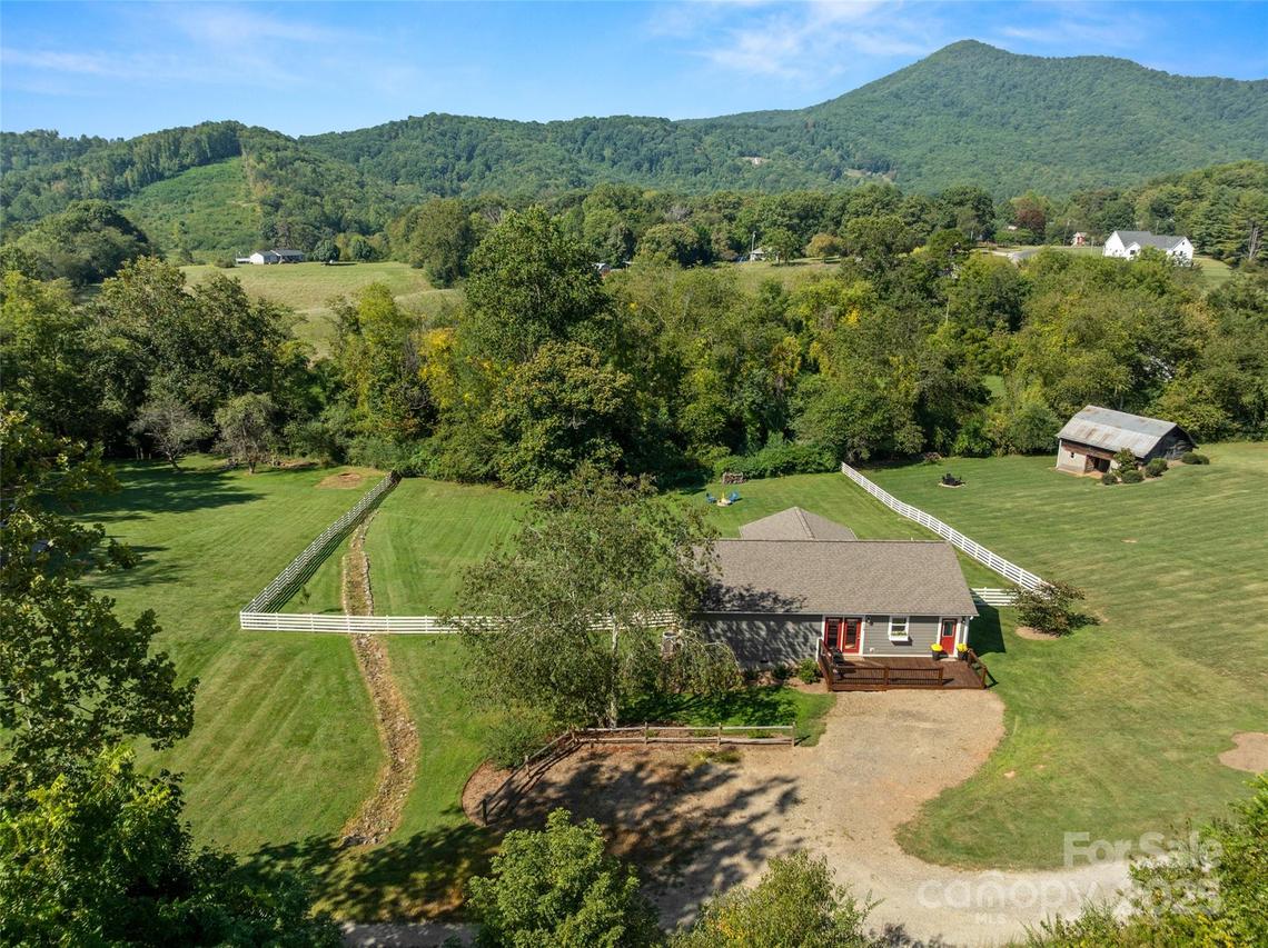 119 Dapple Rd., Candler, NC 28715