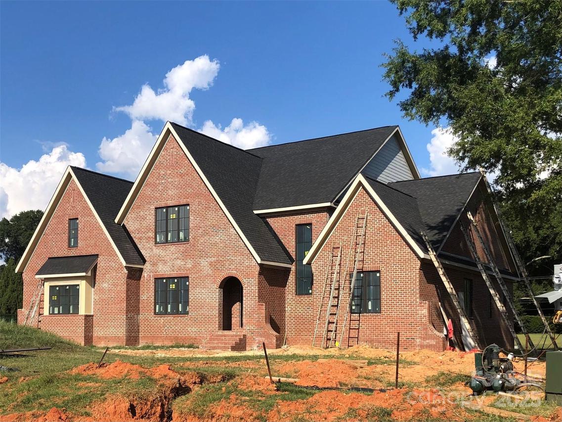 5827 Long Stirrup Ln., Mint Hill, NC 28227