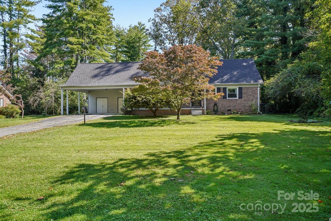 710 Heatherwood Dr., Hendersonville, NC 28792