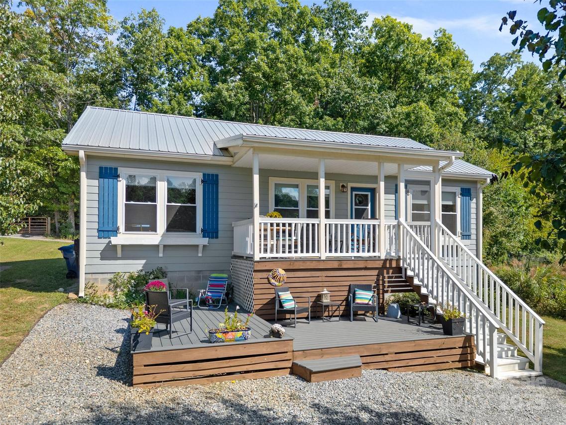 540 Crescent St., Saluda, NC 28773