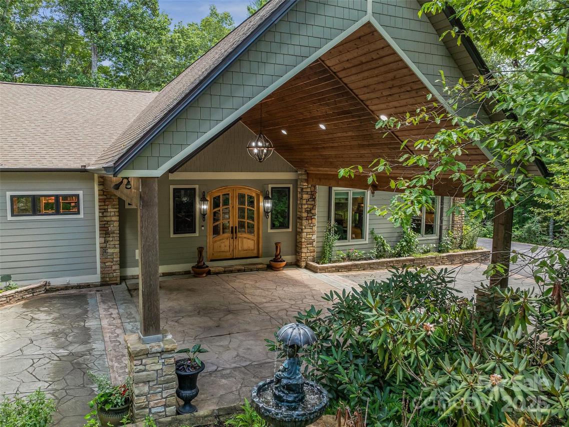 105 Blackberry Ln., Fairview, NC 28730