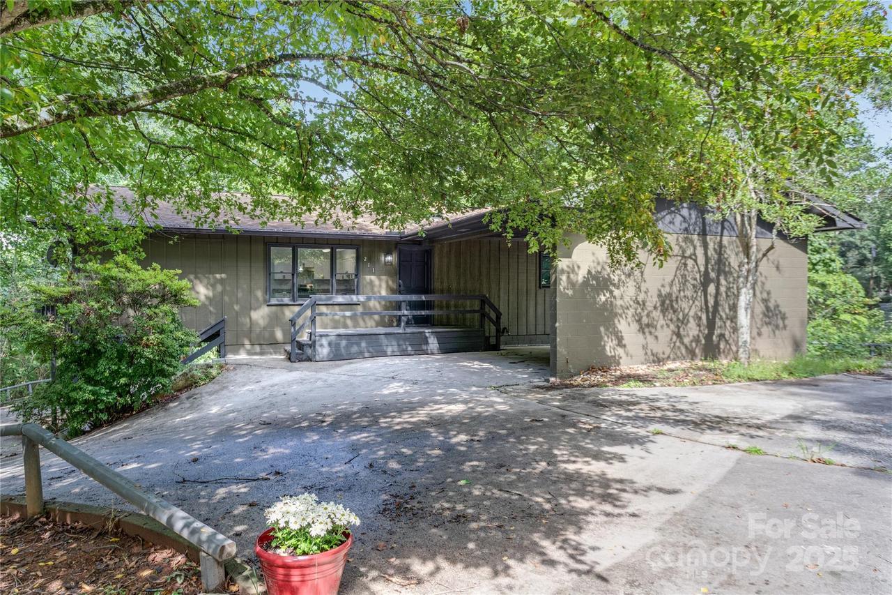 211 Greenbrier St., Franklin, NC 28734