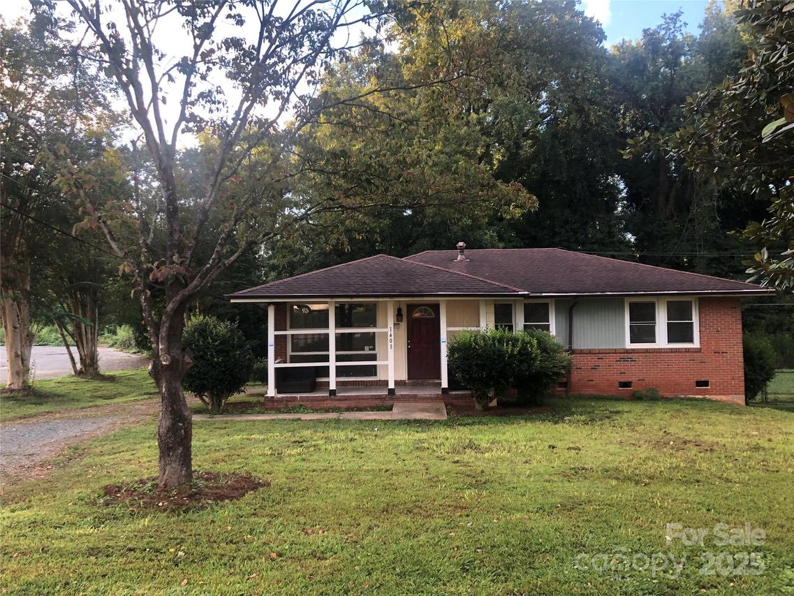 1401 Chelveston Dr., Charlotte, NC 28208
