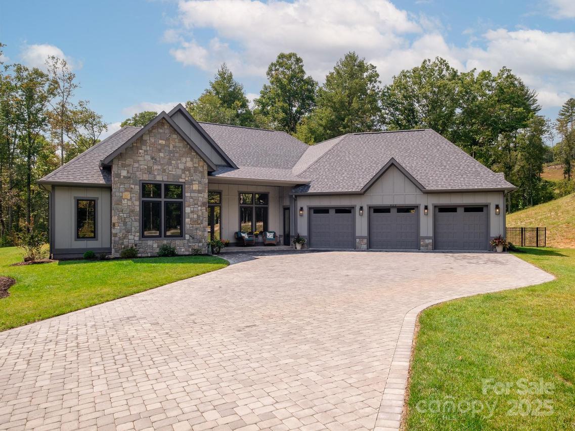 422 Ascension Valley, Horse Shoe, NC 28742