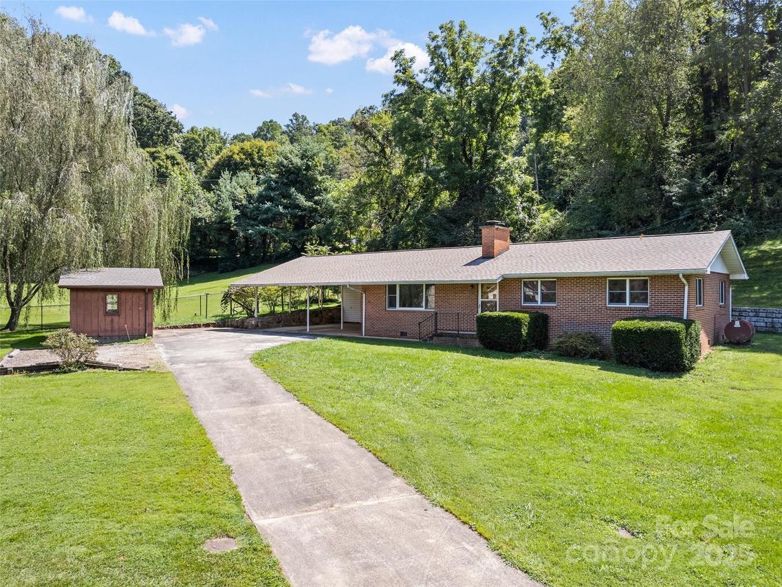 88 Friendship Cir., Waynesville, NC 28786
