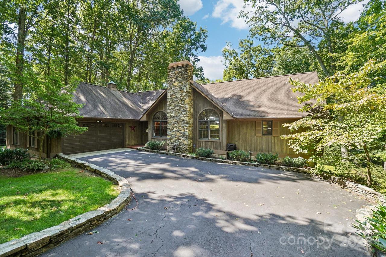 150 Rugby Hollow Dr., Hendersonville, NC 28791