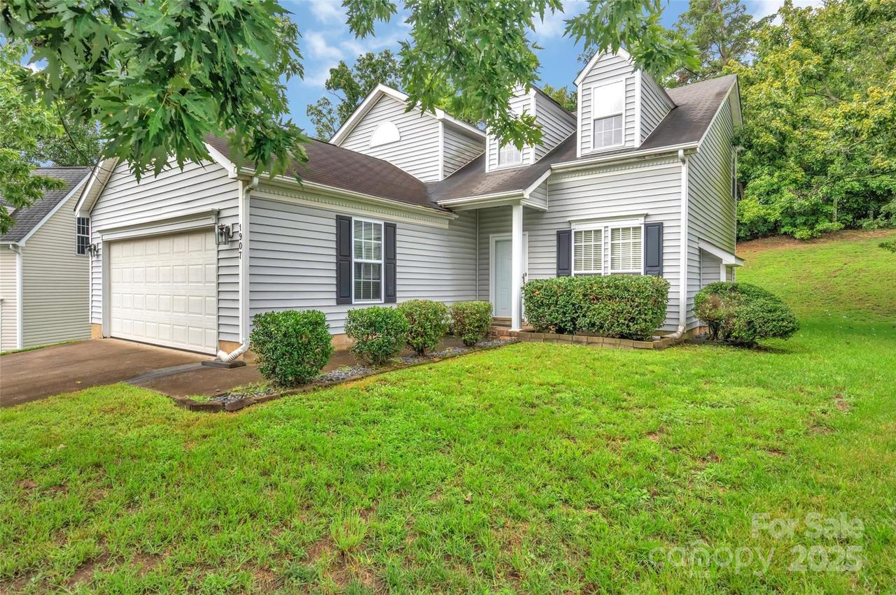1907 Killarney Pl., Charlotte, NC 28262
