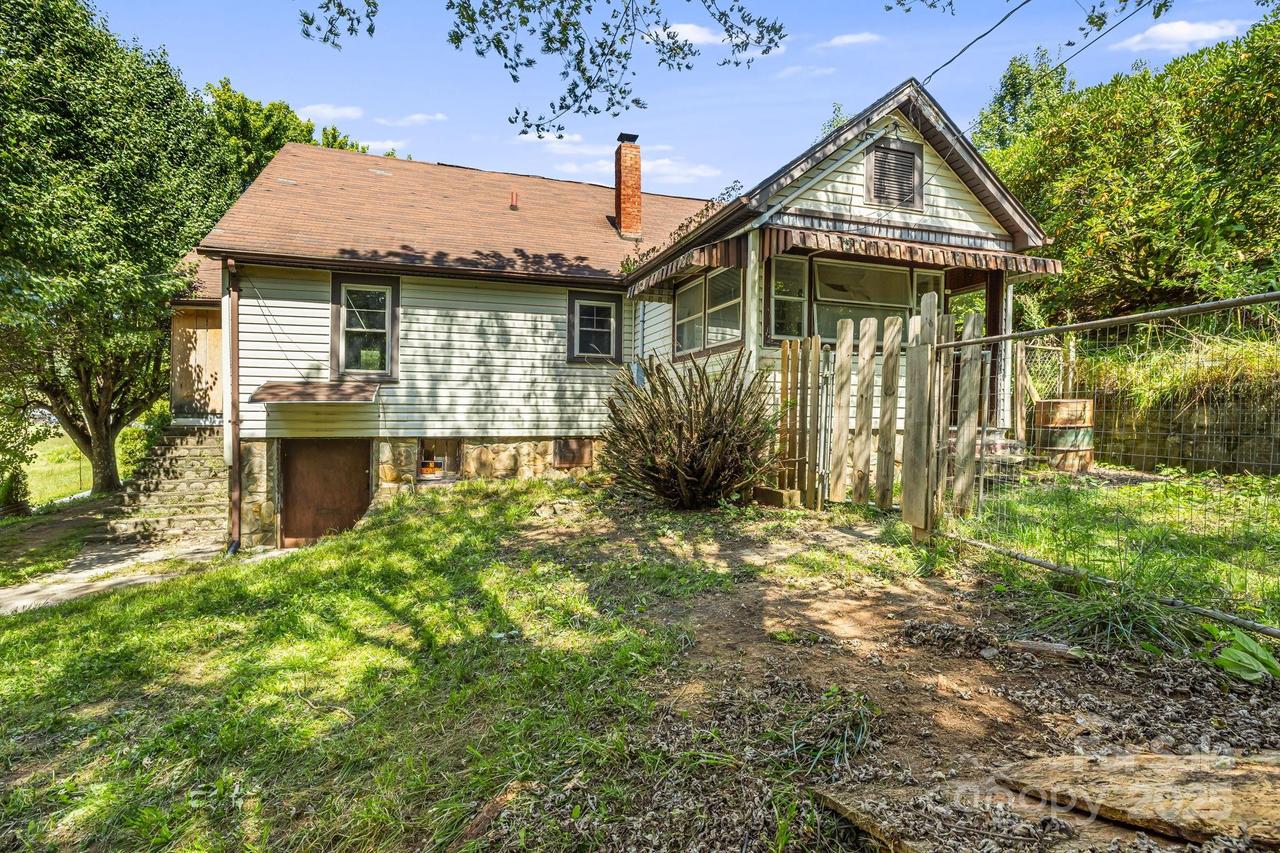 1277 Henson Cove Rd., Canton, NC 28716