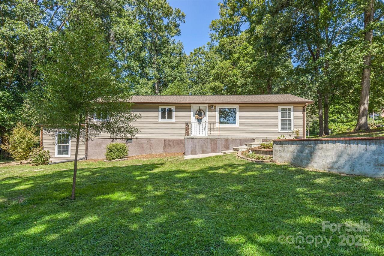 425 Lyndhurst Dr., Hendersonville, NC 28791