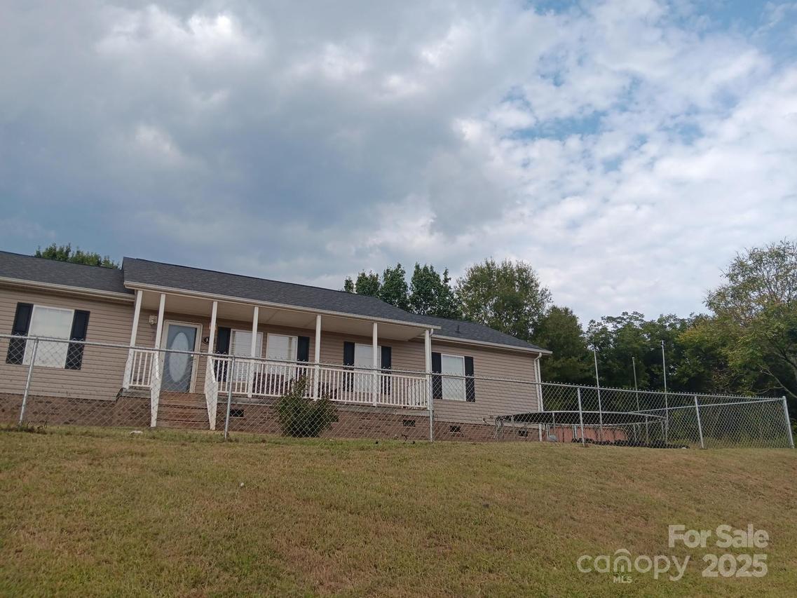 932 Eastern Ridge Dr., Newton, NC 28658