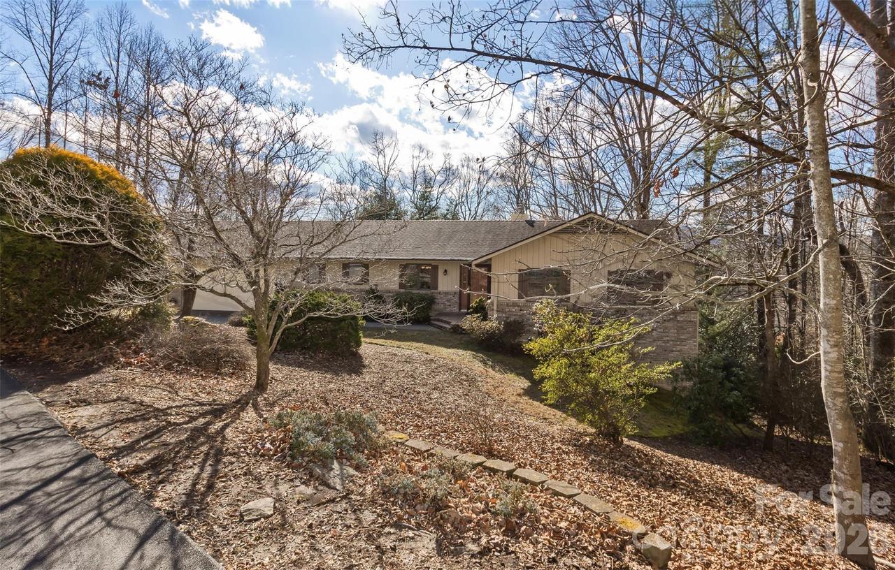 2431 W Cumming Woods Ln., Hendersonville, NC 28739