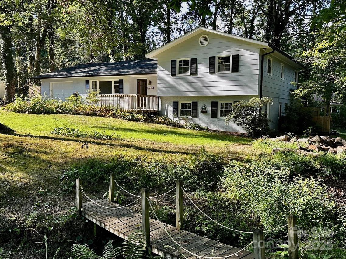 3238 Debbie Dr., Hendersonville, NC 28791