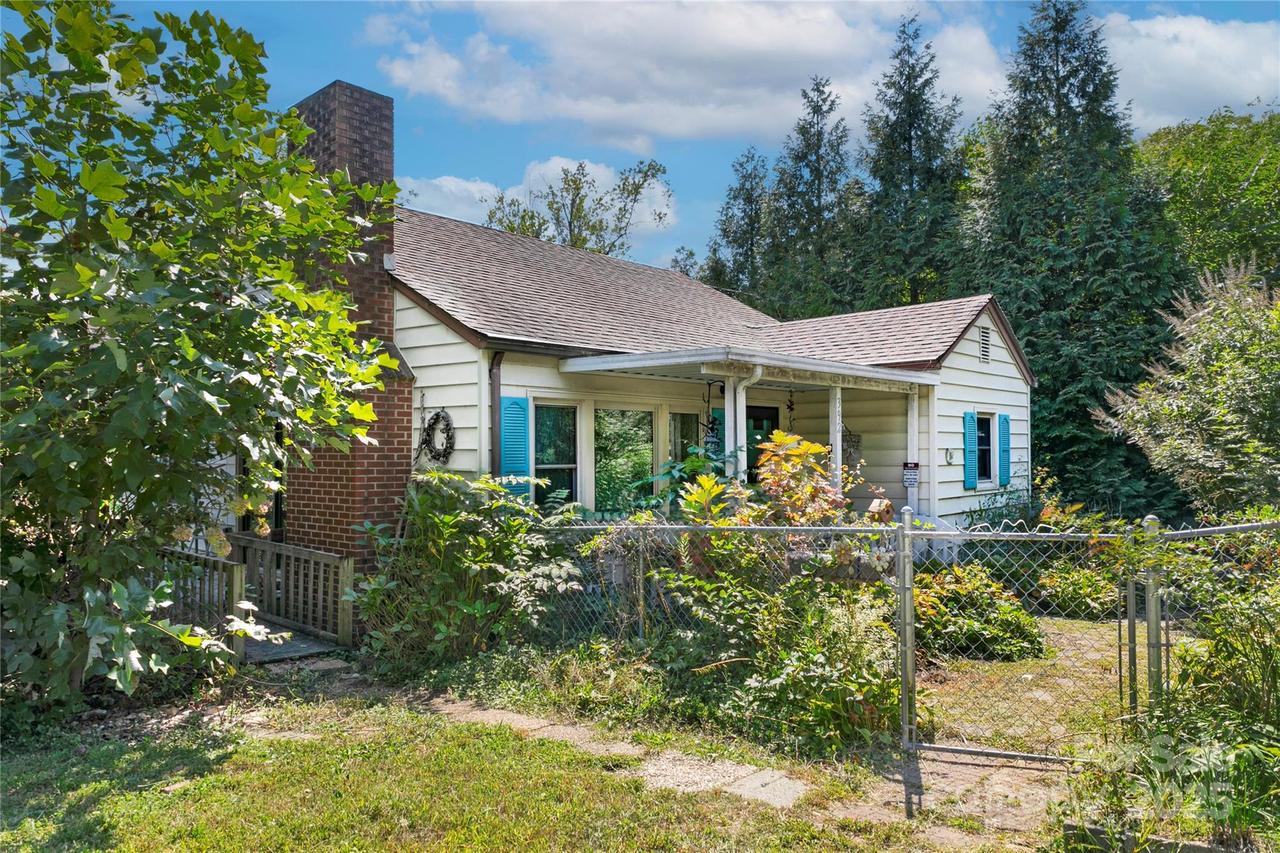 392 Old Hendersonville Hwy., Brevard, NC 28712