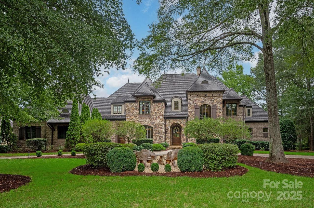 8716 Chewton Glen Dr., Waxhaw, NC 28173