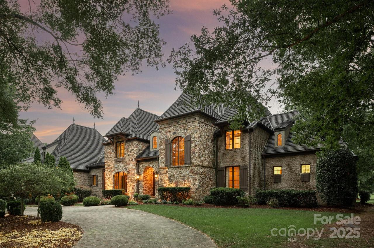 8716 Chewton Glen Dr., Waxhaw, NC 28173