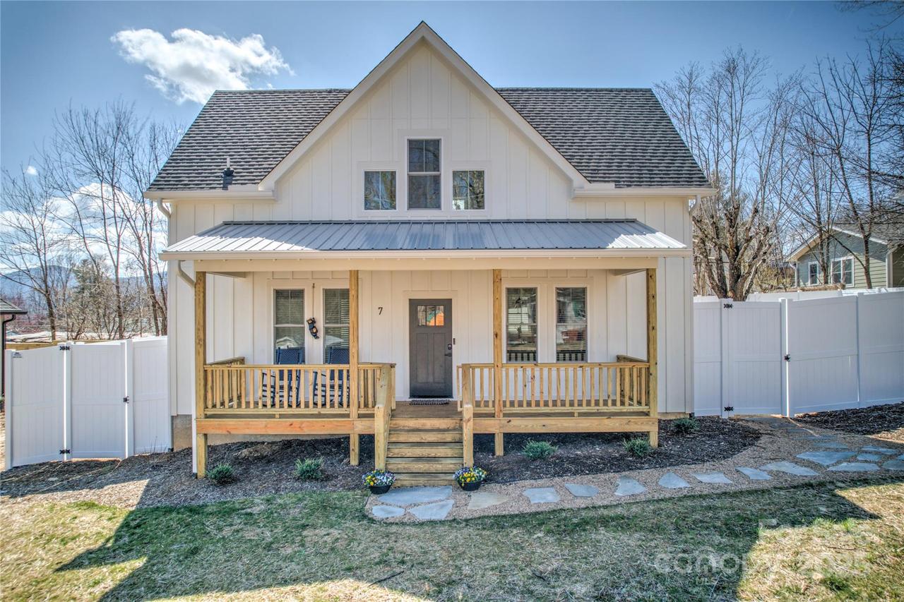 7 Mountain View Ave., Black Mountain, NC 28711