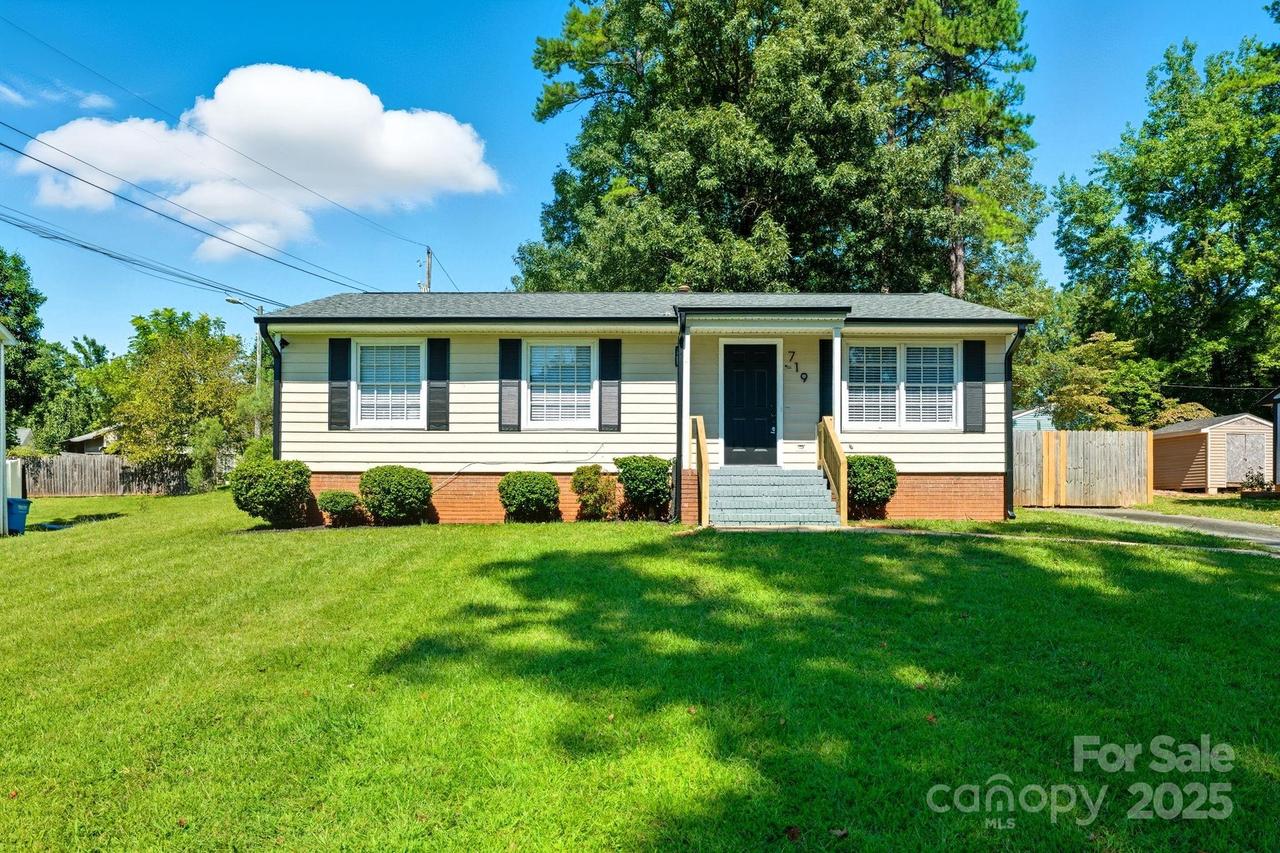 719 Lightspun Ln., Charlotte, NC 28216