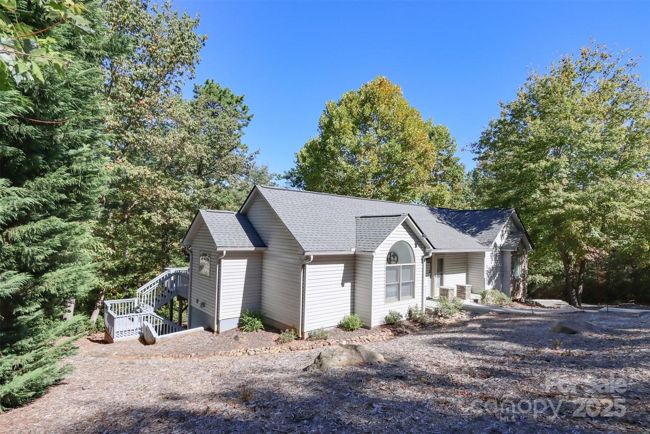 110 Lakewood Dr., Lake Lure, NC 28746