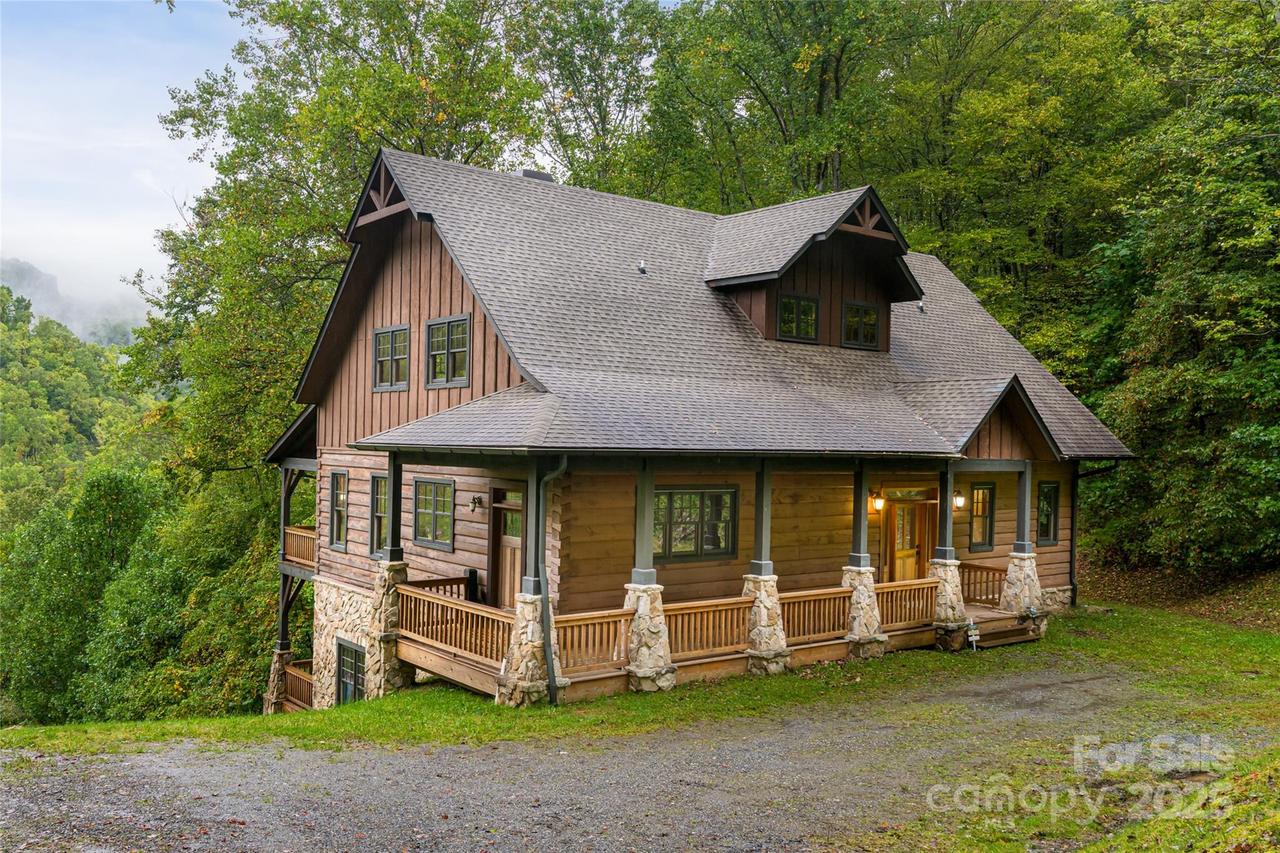 635 Whisper Mountain Dr., Leicester, NC 28748