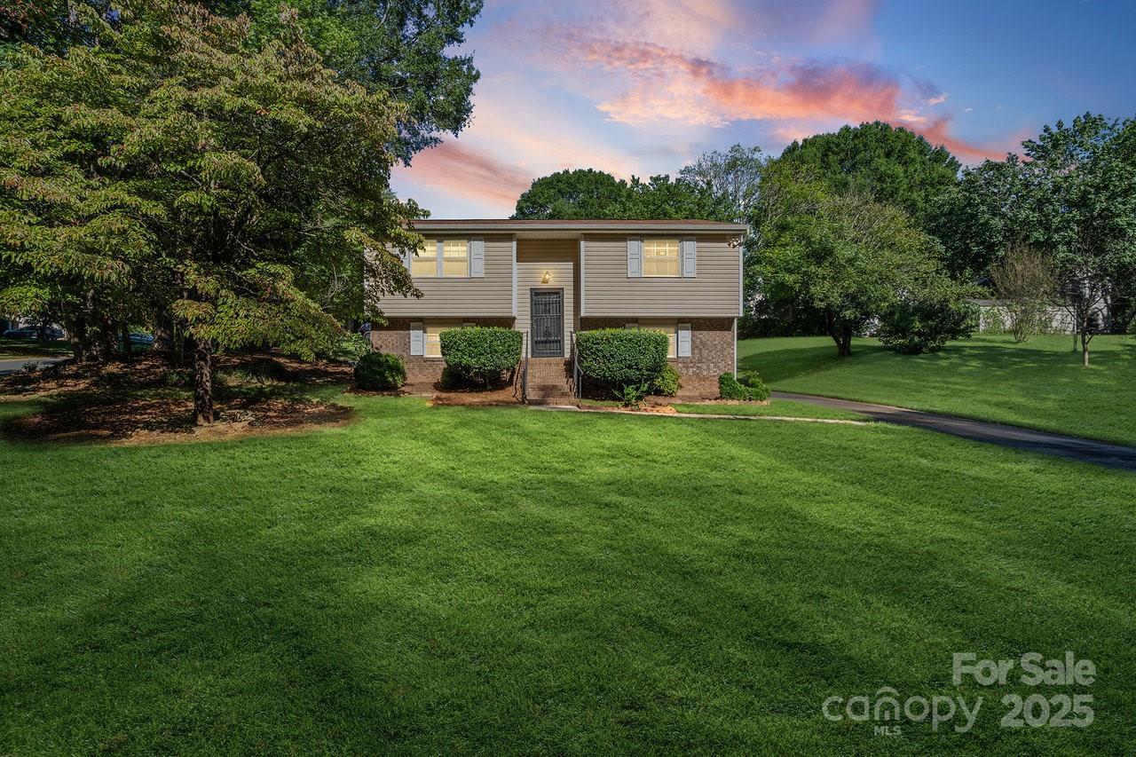 8619 Eaglewind Dr., Charlotte, NC 28212