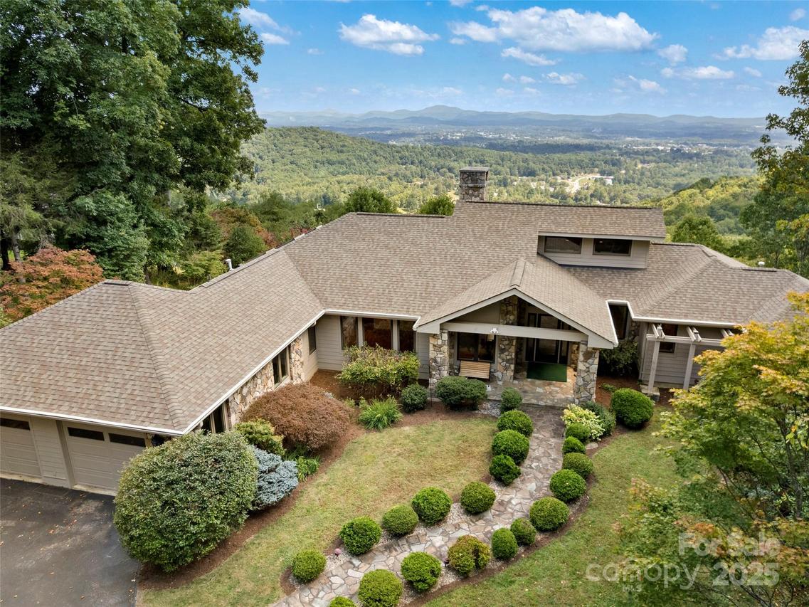 11 Las Brisas Ln., Hendersonville, NC 28739