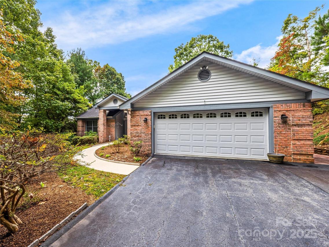 811 Sunlight Ridge, Hendersonville, NC 29792